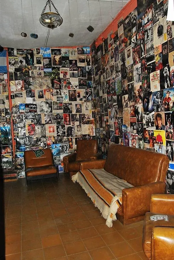 نزل ميندوزافي Longboard House بيت شباب ميندوزا